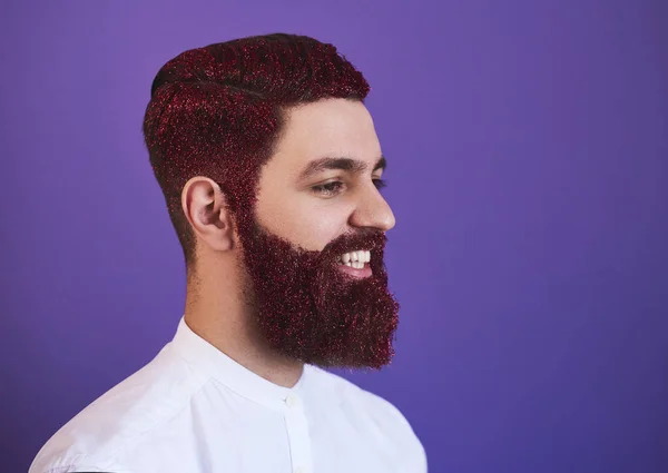 Красивый Улыбающийся Мужчина Блестящей Бородой — стоковое фото