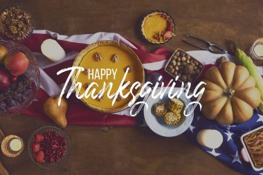 Şükran günü yemeği için fam ile hizmet tablo görünümünü yüksek açı