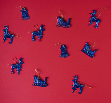 kırmızı zemin üzerine mavi Noel dekorasyon.