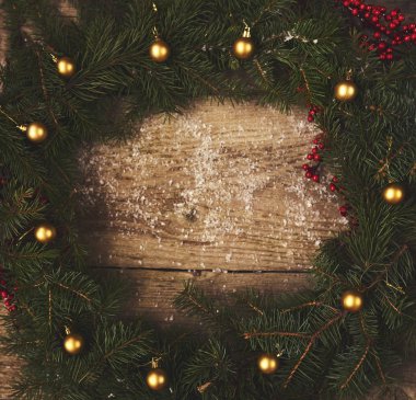 Noel ağacı ve kar ahşap kartı.