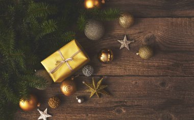 Noel süslemeleri ve hediye kutuları