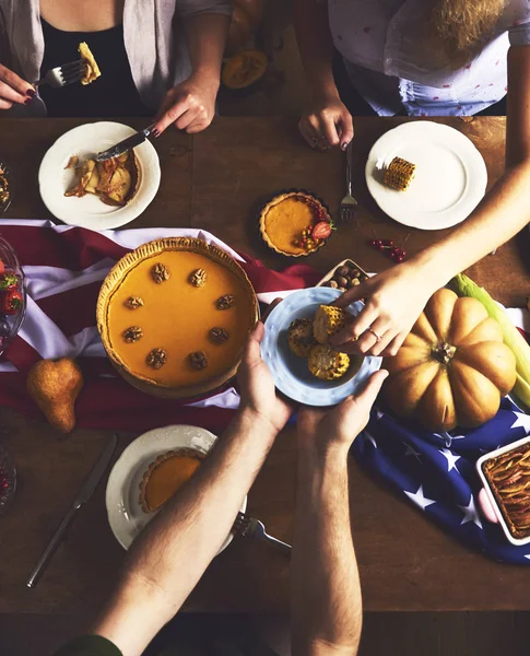 Hoge Hoek Weergave Van Tabel Voor Thanksgiving Diner Geserveerd Met — Stockfoto