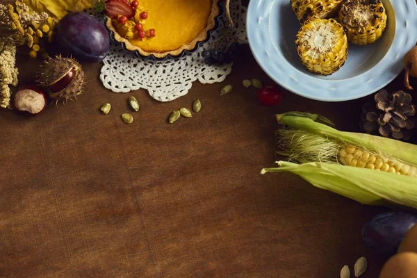Thanksgiving Achtergrond Met Herfst Groenten Kalebassen Een Rustieke Houten Tafel — Stockfoto