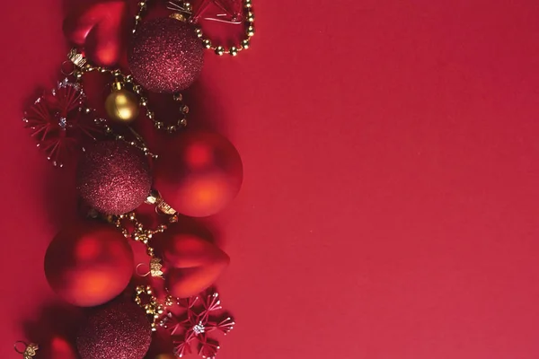 赤の背景に赤のクリスマスの装飾 — ストック写真