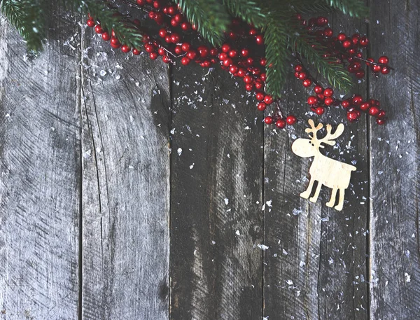 Árbol Navidad Con Pequeños Ciervos Madera Sobre Fondo Rústico Madera — Foto de Stock