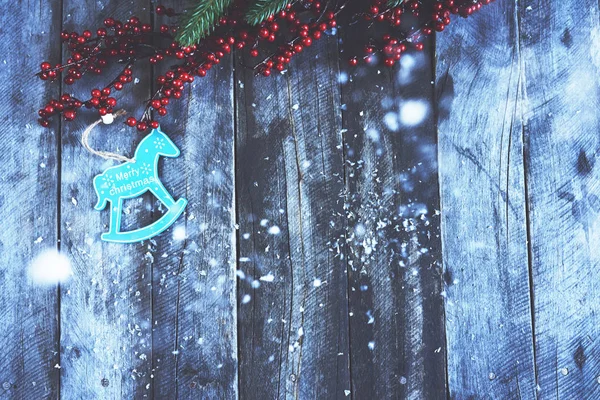 Kerstmis Achtergrond Sneeuw Een Decoraties Houten Plank — Stockfoto