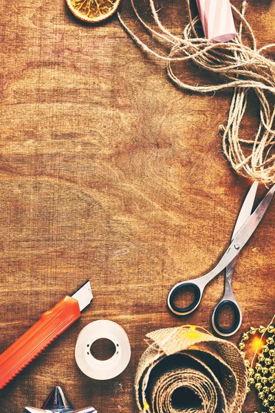 Mutlu Noeller ve mutlu tatiller! Noel hazırlık, makas, kurdeleler, ileti örneği bıçak, bant