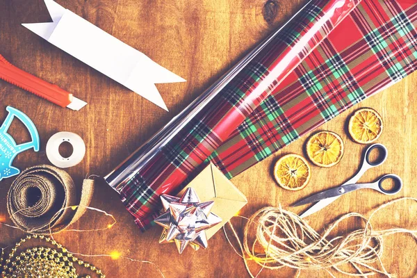 Wesołych Świąt Wesołych Świąt Świąteczne Przygotowania Nożyczki Wstążki Papeterii Nóż — Zdjęcie stockowe