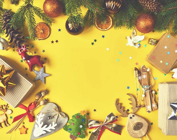 Árbol Navidad Con Decoraciones Regalos Navidad Sobre Fondo Amarillo —  Fotos de Stock