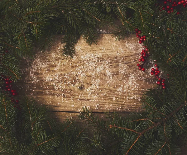 Weihnachtsbaum Und Schnee Über Holzbrett — Stockfoto