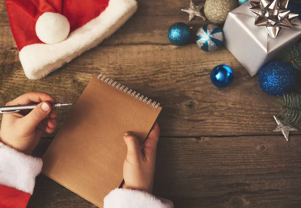 Santa Ręce Trzymając Notebook Choinka Dekoracjami — Zdjęcie stockowe