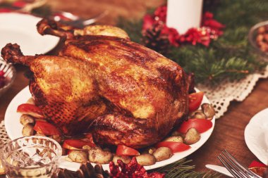 Noel aile akşam yemeği için hizmet tablo görünümünü yüksek açı