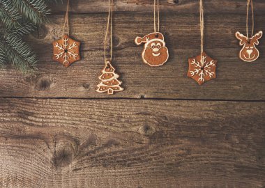 üzerinde ahşap arka plan asılı gingerbread çerezleri.