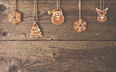 üzerinde ahşap arka plan asılı gingerbread çerezleri.