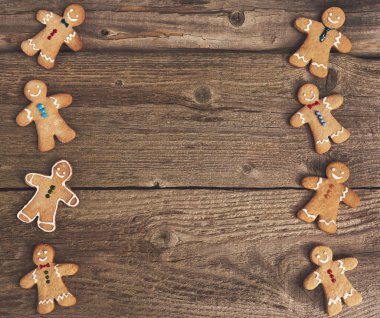 Gülümseyen gingerbread Noel erkekler ahşap tahta üzerinde