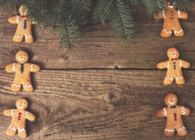 Gülümseyen gingerbread Noel erkekler ahşap tahta üzerinde