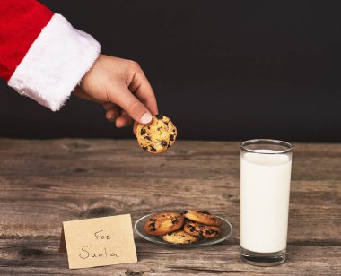Çikolatalı Çerez holding Noel Baba'nın eller