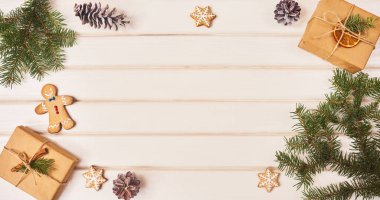 Beyaz ahşap tahta üzerinde Noel süsleri