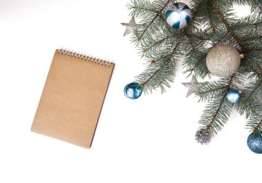 Beyaz zemin üzerine mavi dekorasyon ile Noel ağacı.