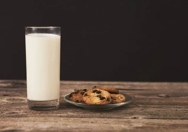 Choklad Kakor För Santa Och Glas Mjölk — Stockfoto