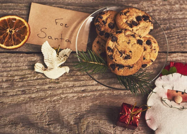 クリスマスの装飾とサンタのチョコレート クッキー — ストック写真