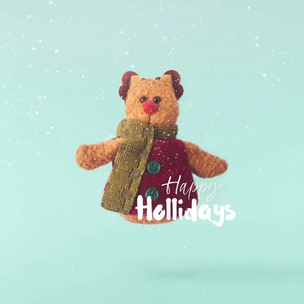 圣诞节的概念 创意圣诞构想是在空气中落下圣诞节可爱的鹿玩具在绿松石的背景 最小的概念 — 图库照片