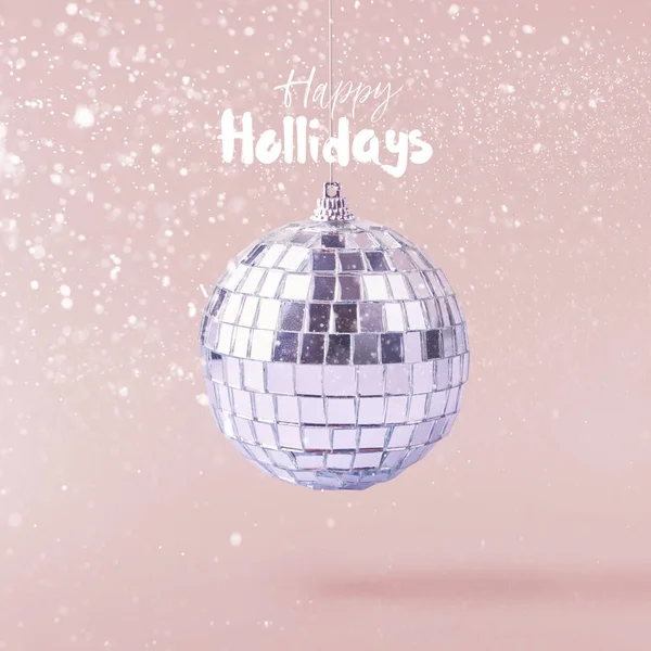 Weihnachtskonzept Kreative Weihnachtskonzeption Die Der Luft Glitzernde Discokugel Über Rosa — Stockfoto