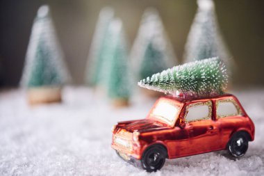 Noel ağacı ile küçük araba oyuncak. Noel hazırlık kavramı