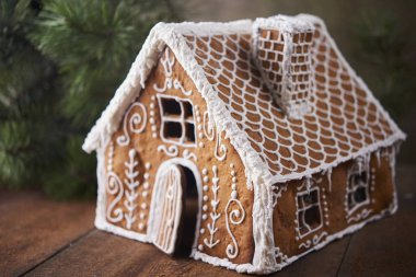 Ev yapımı kurabiye evi. Noel ağacı ve ahşap masa üzerinde karanlık bacgkround gingerbread ev. Noel kavramı.