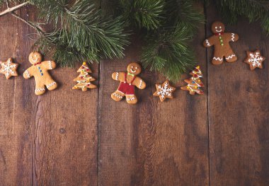 Ev yapımı gingerbread çerezleri ve Noel ağacı ahşap arka plan üzerinde
