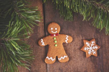 Ev yapımı gingerbread çerezleri ve Noel ağacı ahşap arka plan üzerinde