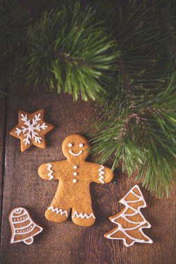 Ev yapımı gingerbread çerezleri ve Noel ağacı ahşap arka plan üzerinde