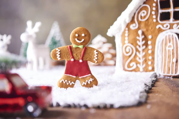 自制姜饼屋 圣诞节的概念 姜饼屋 小汽车玩具与树和鹿与圣诞树在背景 — 图库照片