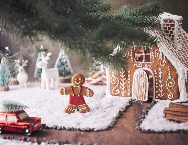自制姜饼屋 圣诞节的概念 姜饼屋 小汽车玩具与树和鹿与圣诞树在背景 — 图库照片