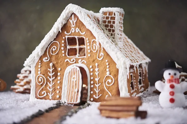 Hausgemachte Lebkuchenhaus Weihnachtskonzept — Stockfoto
