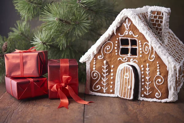 Ev yapımı kurabiye evi. Noel ağacı ve ahşap masa üzerinde karanlık bacgkround gingerbread ev. Noel kavramı.