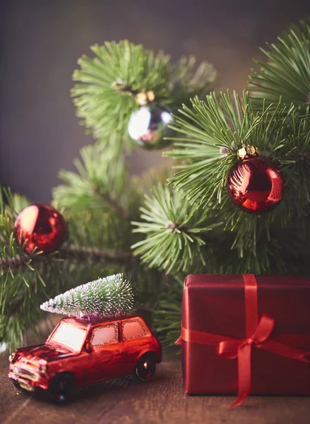 Minuscule Jouet Voiture Rouge Noël Avec Arbre Noël Boîte Cadeau — Photo