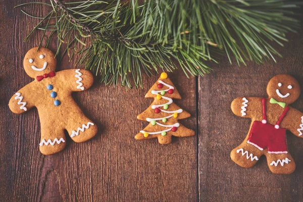 自家製ジンジャー クッキーと木製の背景の上のクリスマス ツリー — ストック写真