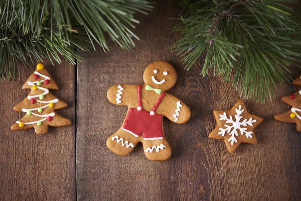 Zelfgemaakte Peperkoek Cookies Kerstboom Houten Achtergrond — Stockfoto