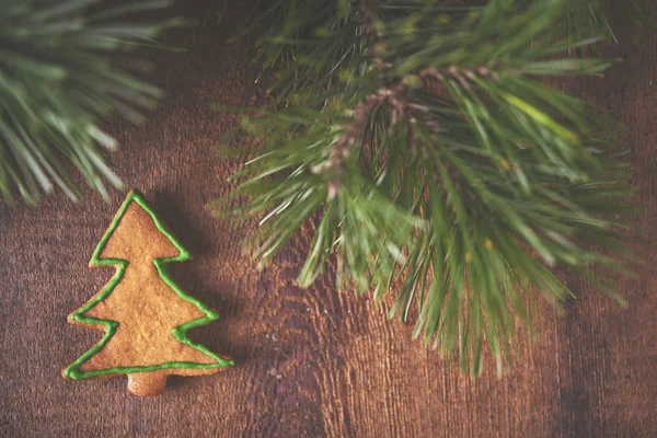 Hausgemachter Lebkuchen Und Weihnachtsbaum Vor Holzhintergrund — Stockfoto