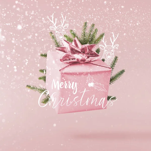 圣诞节的概念 创意圣诞构想 通过下降在空气中的银色礼品盒在粉红色的背景 最小的概念 — 图库照片