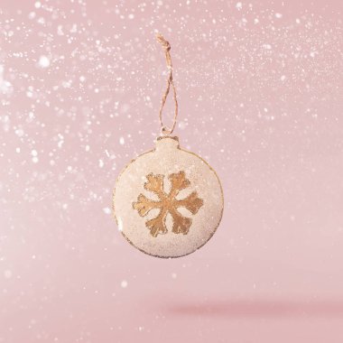 Noel kavramı. Yaratıcı Noel gebe düşen tarafından yapılan Noel retro dekorasyon pembe arka plan üzerinde hava. En az kavramı