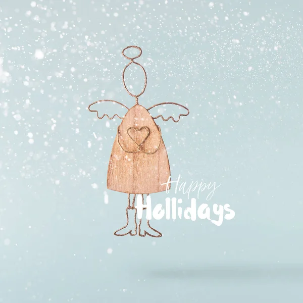 圣诞节的概念 创意圣诞构想通过落在空气中的圣诞木制天使玩具在蓝色的背景 最小的概念 — 图库照片