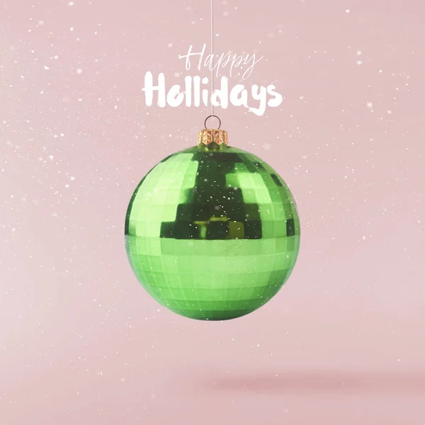 圣诞节的概念 创意的圣诞节构想是在空气中掉落闪亮的绿色圣诞小面包在粉红色的背景 最小的概念 — 图库照片