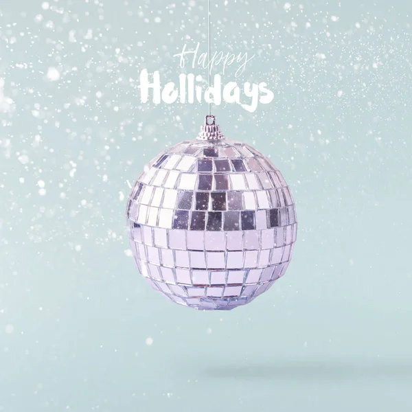 クリスマスのコンセプトです 創造的なクリスマスの概念青い背景空気シャイニー ディスコ ボールの転倒によって行われました 最小限のコンセプト — ストック写真