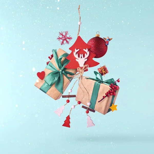 Рождественская Идея Творческая Рождественская Концепция Выполнена Путем Падения Воздушные Подарочные — стоковое фото
