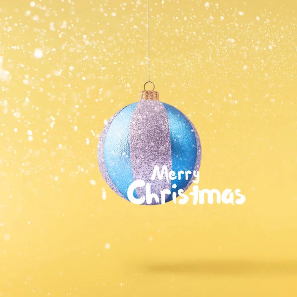 圣诞节的概念 创意的圣诞节构想是在黄色背景下的空气中闪闪发光的泡泡 最小的概念 — 图库照片