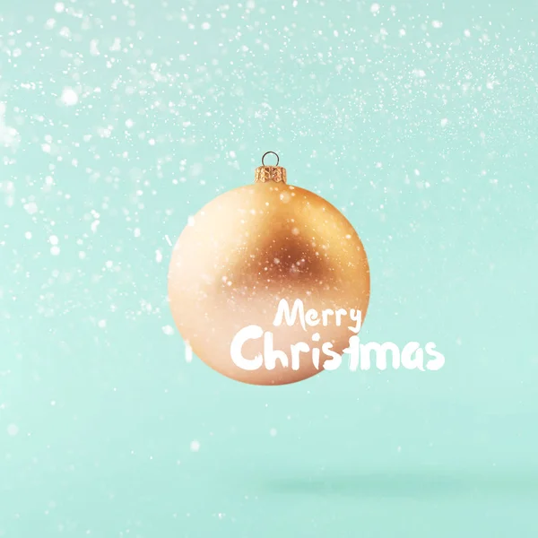 圣诞节的概念 创意的圣诞节构想是在绿松石背景下的空气中闪闪发光的 最小的概念 — 图库照片