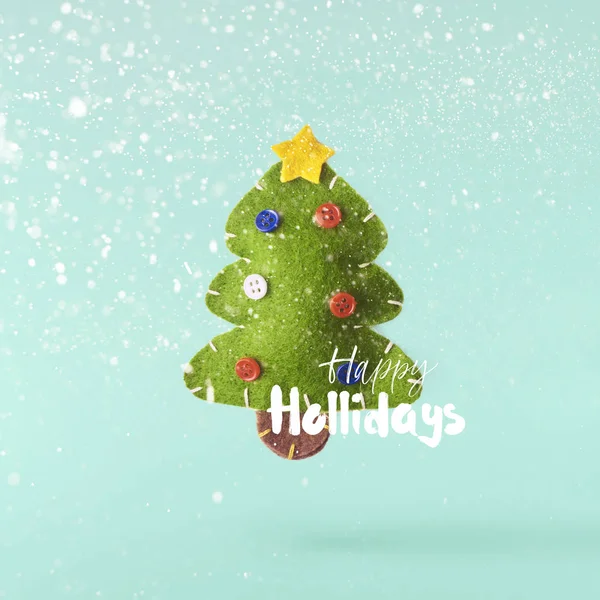 クリスマスのコンセプトです 創造的なクリスマスの概念空気グリーン クリスマスかわいいツリーの背景色が水色転倒によって行われました 最小限のコンセプト — ストック写真