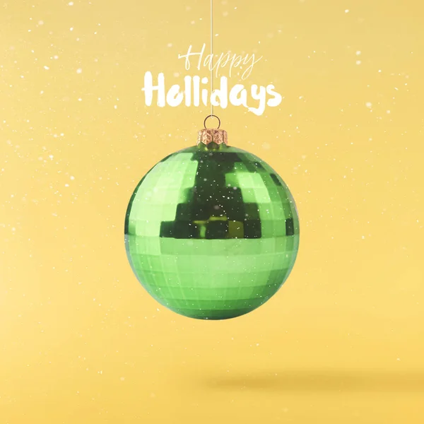 圣诞节的概念 创意的圣诞节构想是在空气中掉落 绿色的圣诞小面包在黄色的背景 最小的概念 — 图库照片